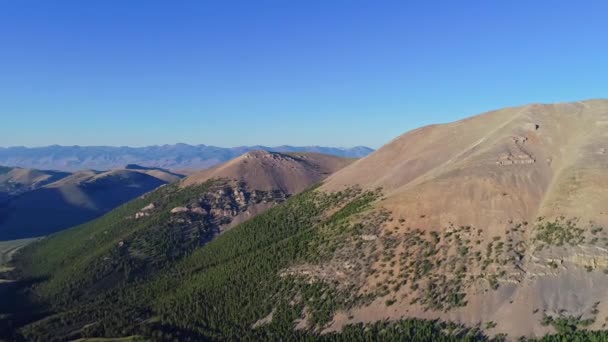 山谷沿着岩石山脊边在自然爱达荷州 — 图库视频影像