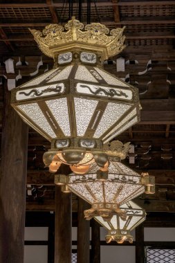 Japon tapınağında ayrıntılı ışıklar