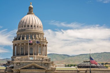 Eyalet başkenti binasında bayrakları Flapping