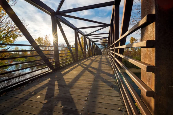 Puente de pie cruza un río en una mañana de otoño — Foto de Stock