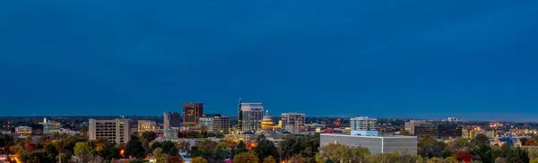 Boise Skyline nocą z jesienne drzewa — Zdjęcie stockowe