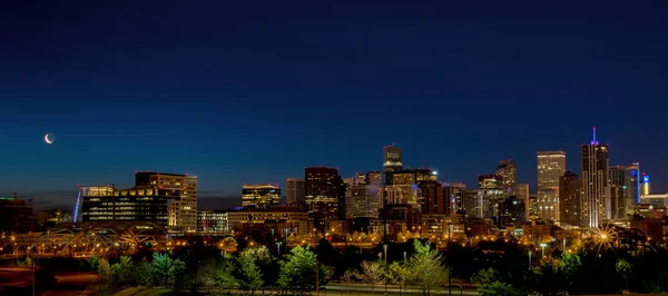 Bella vista sullo skyline di Denver con la luna di notte — Foto Stock