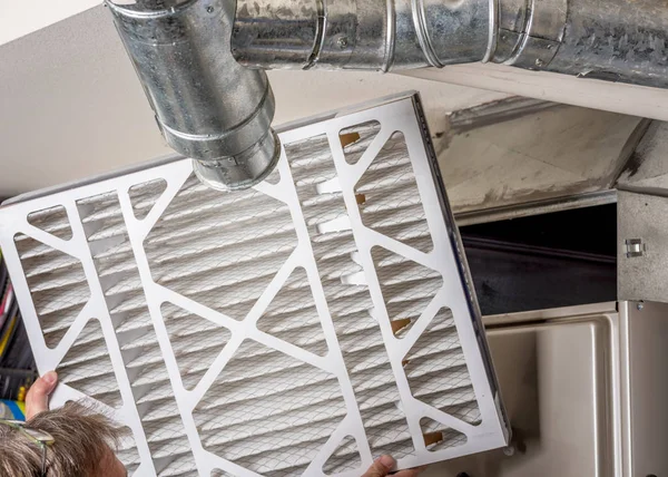 Home Furnace filter inspection for dirt — Stock Photo, Image