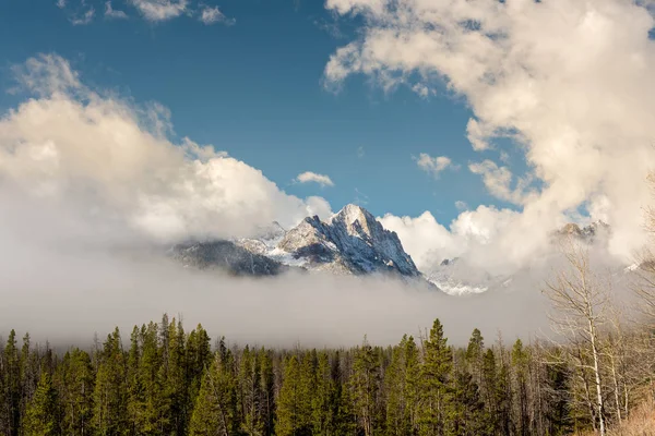 Čiré mlhy kolem vysokého horského vrcholu — Stock fotografie