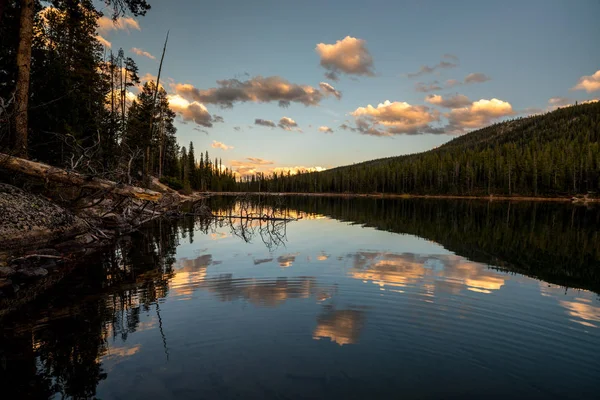 Wolkenspiegelungen des Abends in einem idaho Bergsee — Stockfoto