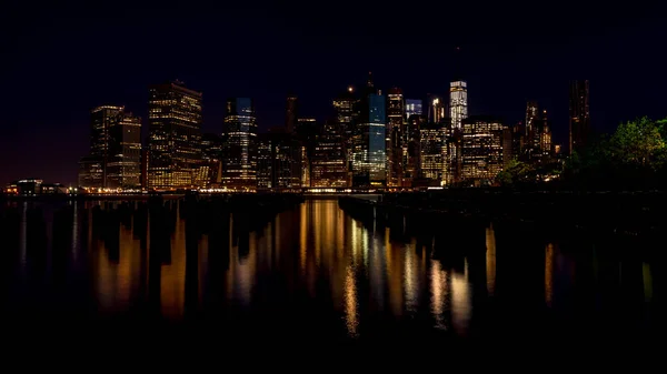 Ciudad de Nueva York skyline noche con reflexión — Foto de Stock