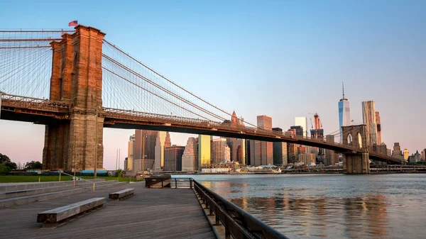 Alpenglow red on the Brooklyn Bridge New York — Stock Photo, Image