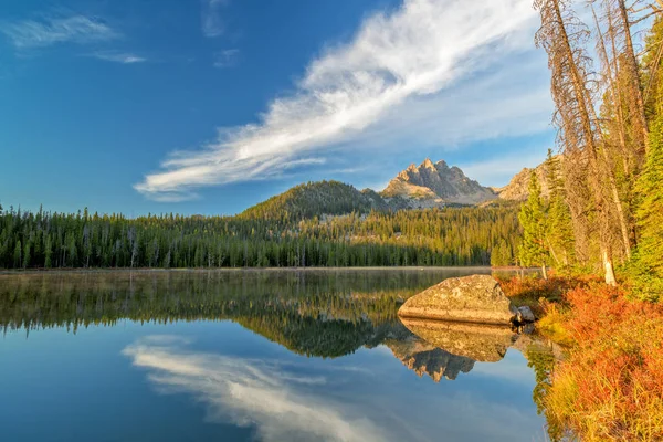 Beau lac dans les montagnes de l'Idaho — Photo