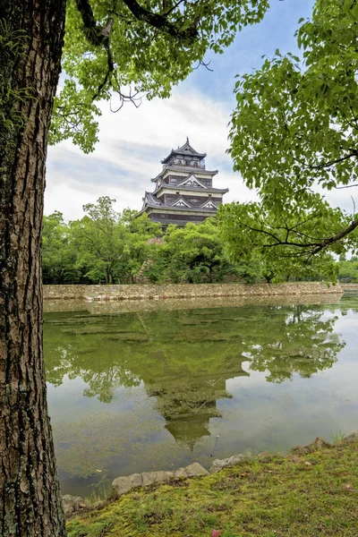 日本の池の城の反射 — ストック写真