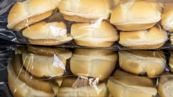 Viele Brötchen zum Verkauf in einer Plastiktüte — Stockfoto