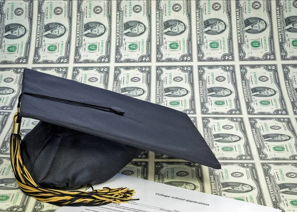 Graduation hat on sheet of uncut money — Stock Photo, Image