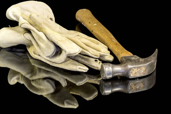Παλιά φθαρμένα σφυρί και δερμάτινα γάντια εργασίας — Φωτογραφία Αρχείου