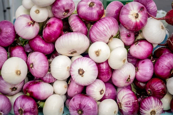 Bawang merah dan putih ditumpuk dan dijual — Stok Foto