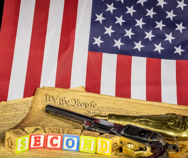 Pistol med konstitutionen och flagga — Stockfoto