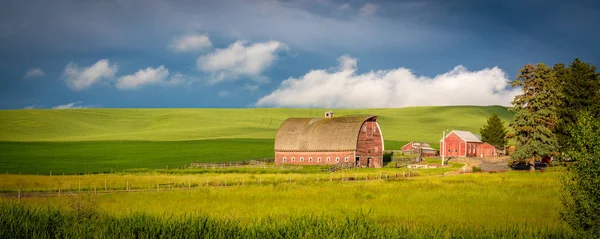 Celeiro vermelho no país de fazenda de Idaho — Fotografia de Stock