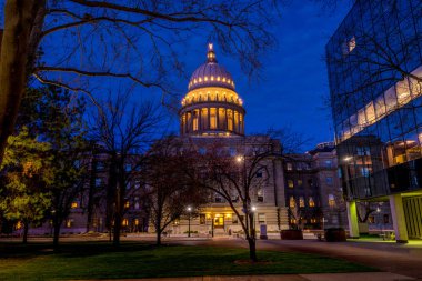 Boise Idaho'nun başkentinde gece ışıkları 
