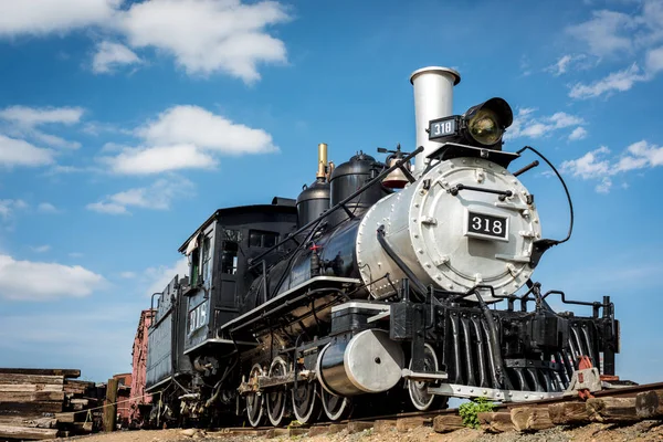 Ancien moteur de train de l'ouest avec ciel bleu et nuages — Photo
