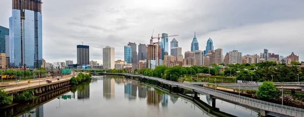 Skyline di Filadelfia con passerella e riflessione fluviale — Foto Stock