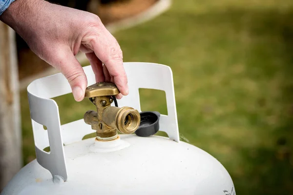 Backyard propane tank valve adjustment — Stock Photo, Image