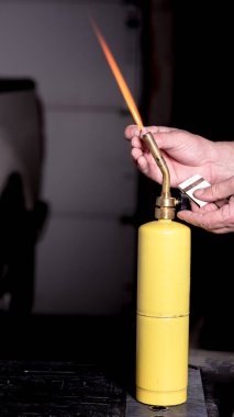 Propan meşalesi bir adam tarafından yakılıyor