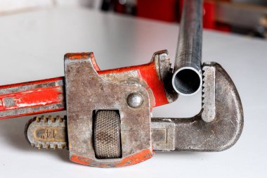 Bir çalışma tezgahında çalışan boru anahtarı