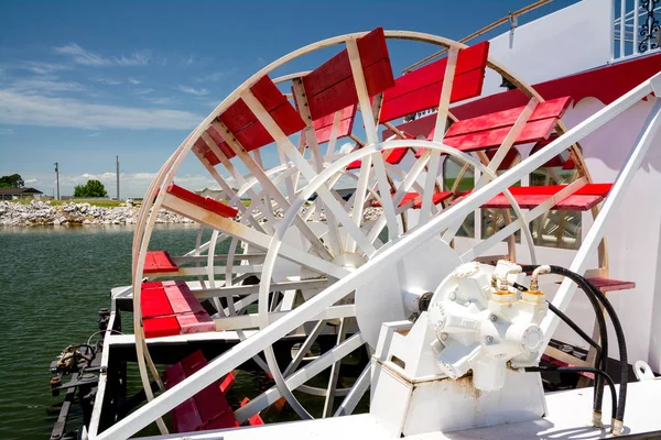 Beautiful paddle wheel boat in the water — Stock Photo, Image