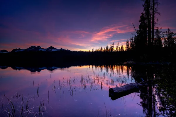 Réflexion coucher de soleil dans un lac de haute montagne de l'Idaho avec des montagnes a — Photo