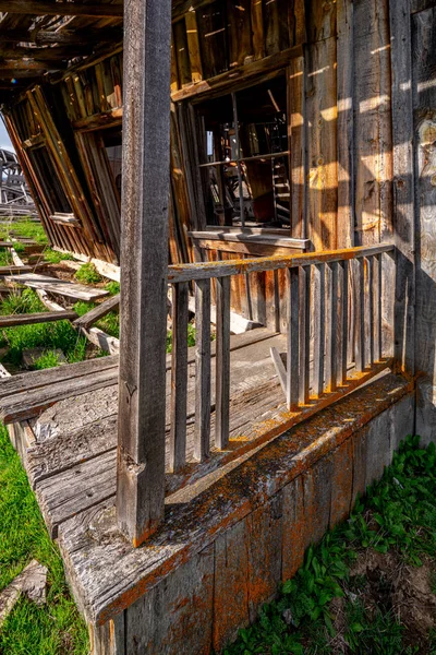 Porche avant d'un vieux saloon de l'ouest sauvage tombant — Photo