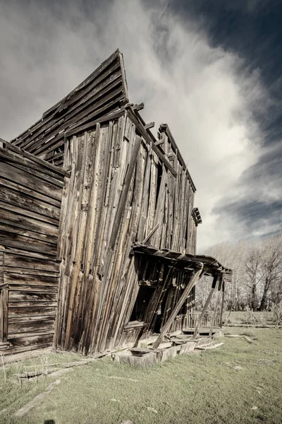 Régi fából készült épület a vadnyugat hajolt a földre — Stock Fotó