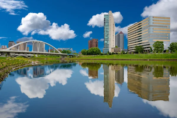 Río Colón y Ohio horizonte con nubes y reflejo en th —  Fotos de Stock