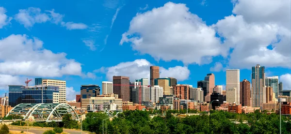 Horizonte colorido de Denver Colorado com nuvens no céu — Fotografia de Stock