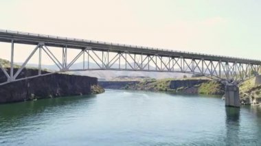 Bir domuz aşağı dere ve bir rezervuar üzerinde bir otoyol köprüsü altında aşağıdaki