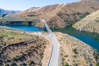 Otoban, Idaho'da bir rezervuarın olduğu bir köprünün üzerinden geçiyor.
