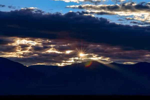 Восход солнца проникает сквозь облака в виде солнечной звезды — стоковое фото