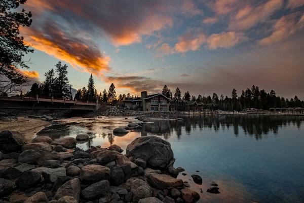 Ho üzerinde gün batımı renkleri ile Mccall Idaho Payette Gölü Shore