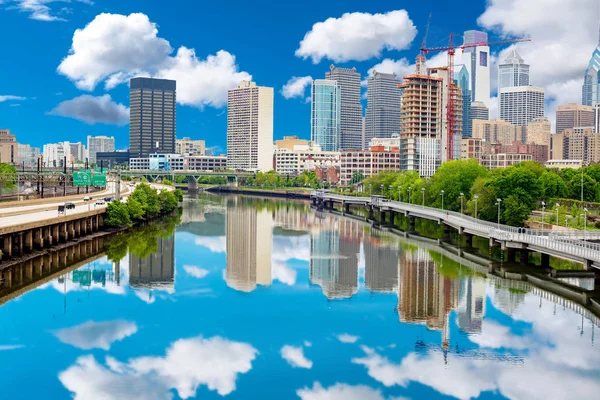 Philadelphia pennsylvania skyline reflexion im schuylkill r — Stockfoto