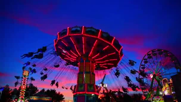 Swing Carousel Gira Nel Cielo Vicino Mentre Sole Tramonta Creando — Video Stock