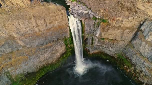 Vorbeiflug Und Über Einen Riesigen Wasserfall Bundesstaat Washington — Stockvideo