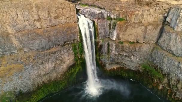 Luftaufnahme Des Berühmten Palastes Fällt Washingtoner Staat Eine Felsschlucht — Stockvideo