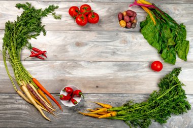 Renkli sebzeler koleksiyonu yıpranmış bir wo bir çerçeve formu