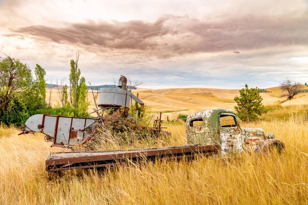 Vecchio camion fattoria senza caccia dipinta e rotolamento fiel di grano — Foto Stock