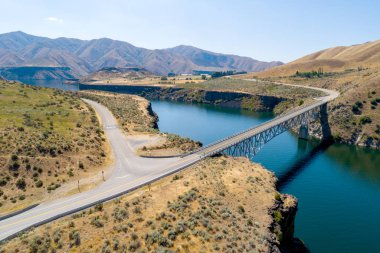 Kırsal karayolu yaz aylarında bir rezervuar üzerinde bir köprü geçer