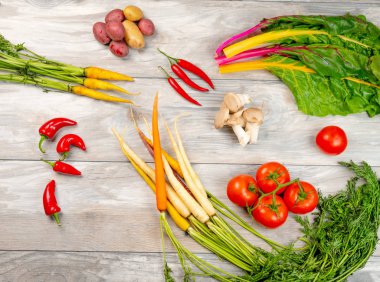 Patates domates, havuç ve mantar bir masa nın üzerinde düzgünce d