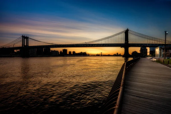 보드워크는 일출과 멋진 다리 뉴욕으로 이어진다 — 스톡 사진