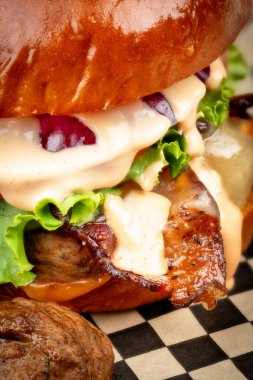 Köfteli sandviçi yakın çekimde tüm malzemeleri görelim. 