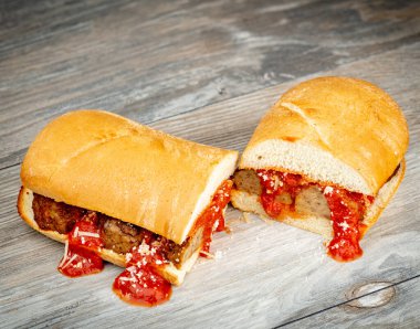 Taze ekmek rulosu köfteli bir sandviç oluşturur.