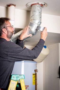 Sıcak su ısıtıcısına bant yapıştırılıyor