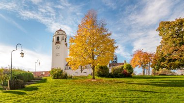 Güz, tren garı şehir parkında