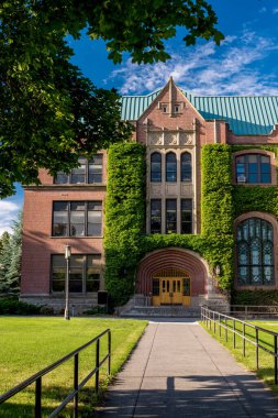 Ivy, Idaho 'daki tuğla yönetim binasını kapladı.