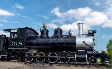 Çelik siyah tren motoru raylarda